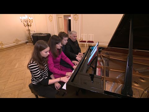 Видео: Магия семи нот и восьми рук. Как известный «ПетроДуэт» превратился в квартет