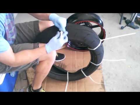 Видео: Установка мотоциклетной шины на обод с помощью стяжек - ZX6R 2007 года - ИНСТРУКЦИЯ / РУКОВОДСТВО