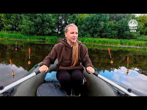 Видео: НА ОЗЕРЕ ВОЗЛЕ ДОМА ЛОВИМ КАРАСЯ! РЫБАЛКА НА ПОПЛАВОК! С ЖЕНОЙ В ОДНОЙ ЛОДКЕ!