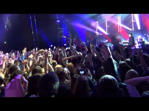 Видео: Земфира. Аривидерчи. Концерт в Киеве 11.04.2013. С середины песни зал поет сам!