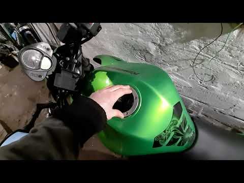 Видео: Заклинило крышку, личинку бензобака Kawasaki (ER-6N) / Как открыть крышку бензобака на мотоцикле