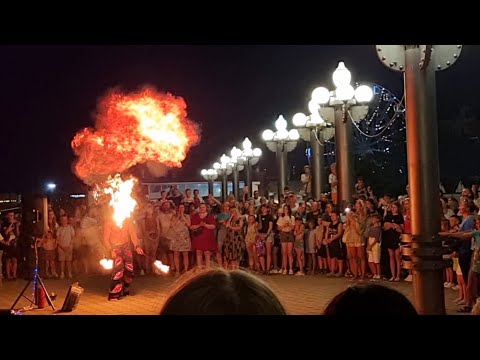 Видео: #АНАПА ВЕЧЕРНЯЯ НАБЕРЕЖНАЯ: МНОГО ТУРИСТОВ. ЖАРА И МОРЕ ПОТЕПЛЕЛО. ПЛЯЖ ВЫСОКИЙ БЕРЕГ.