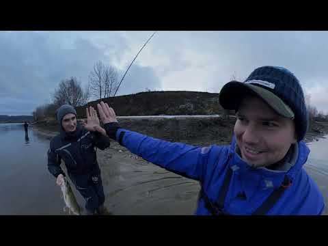 Видео: Чем ловить на зимней Москве-реке? Снасти и приманки.