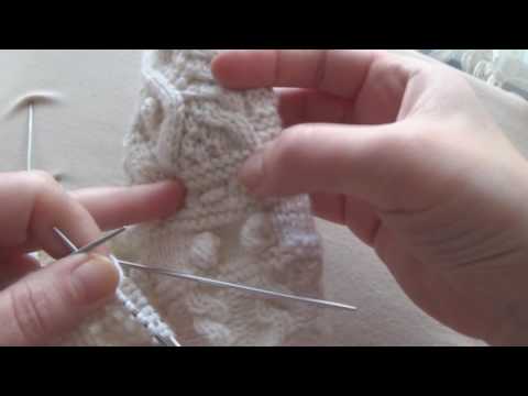 Видео: Варежки спицами с косами и шишечками (продолжение).