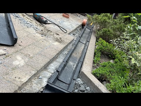 Видео: Устанавливаем пластиковый лоток в тротуарную плитку. Инструмент в наличии