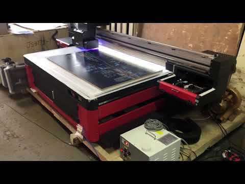 Видео: УФ принтер широкоформатный FS-1610uv  фотопечать с белым и выборочным лаком на ЛДСП