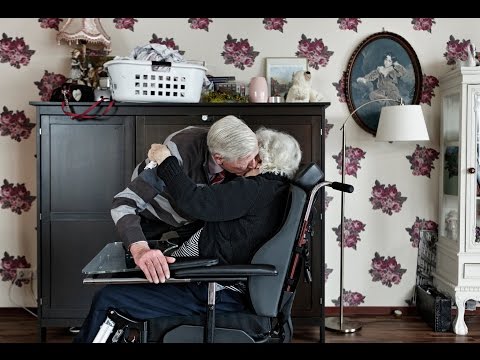 Видео: Голландская деревня Хогевейк для больных деменцией. Репортаж CNN.