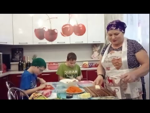 Видео: Готовыим вместе .Наши любимые салаты .Накрываем стол .