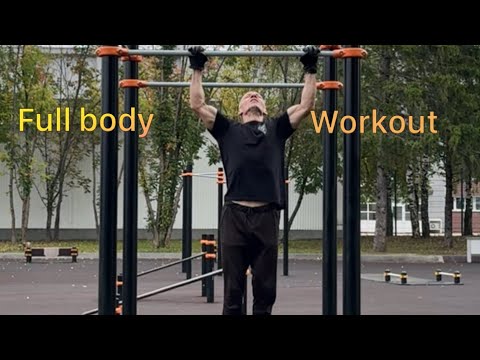 Видео: 300 подтягиваний, 300 отжиманий, 300 приседаний.