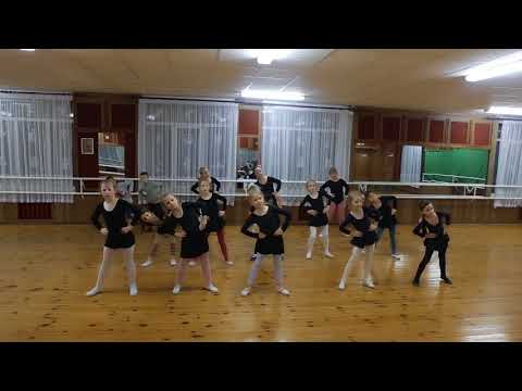 Видео: Танец игра почесали ручкой ушки