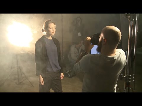 Видео: Съемка с дымом. Психологический портрет.  Мастер-класс по фотографии от Фотоколледжа. Фотошкола