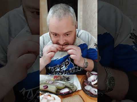 Видео: Картошка в мундире и малосольная селёдка. Говорим и Москве и москвичах. #еданакамеру #едамукбанг