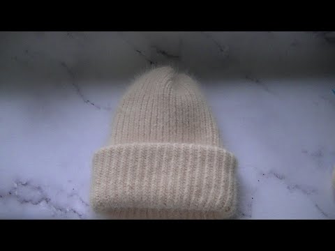 Видео: СУПЕР  КЛАССНАЯ  МОДНАЯ ШАПКА  С КРАСИВЫМ ОТВОРОТОМ СПИЦАМИ.  ШАПКА ИЗ ПРЯЖИ ПУХ НОРКИ .