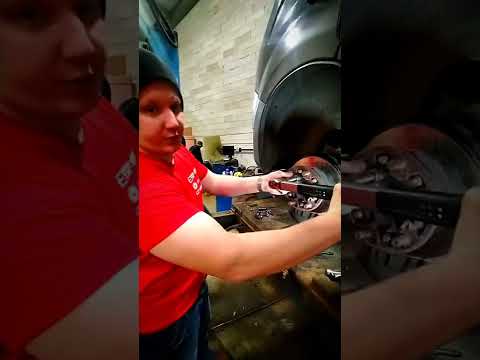 Видео: Замена ступичных подшипников Espra на газель некст Двуликий. СТО Петротранс.