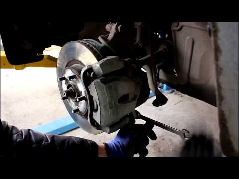 Видео: Замена передних тормозных колодок  Toyota RAV4 2,0 Тойота РАВ 4 2007 года