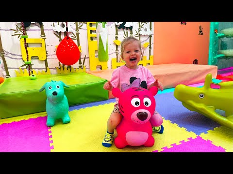 Видео: Пеппа и друзья играют в парке LEGO и другие приключения Анны Марии! 