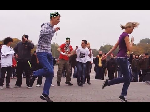 Видео: Молодежь танцует под татарскую гармонь! Просто отпад!