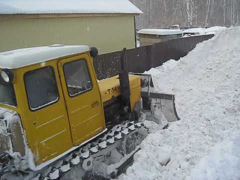 Видео: Трактор т 54. Продолжение дня уборки снега.