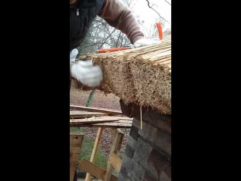 Видео: Монтаж кровли из соломы