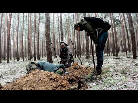 Видео: Поле битвы за Берлин: медали, каска и 10 советских солдат