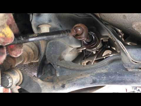 Видео: Замена рулевой тяги на Хонда CR-V 1999 года Honda CR-V