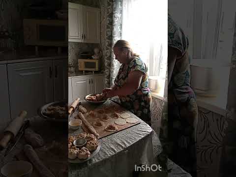 Видео: приготовление мантов.