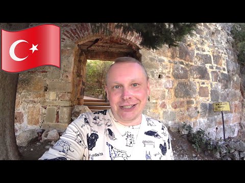 Видео: #2.10.Крепость Аланьи: автобус вместо фуникулёра! Mood Cafe: где недорого и вкусно поесть в Аланье?