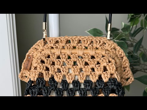 Видео: Все вяжут ее к лету 🥰 Сумка из бабушкиного прямоугольника 🔥 Мини сумка из рафии крючком с фермуаром.