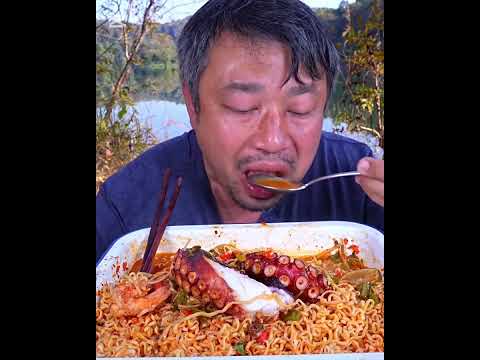 Видео: Очень вкусно есть лапшу из ямса с жареными кальмарами.