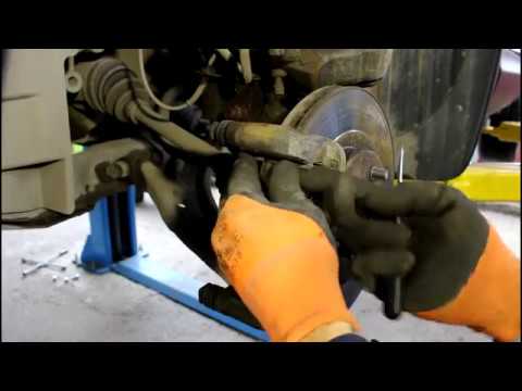 Видео: Замена передних тормозных колодок Ниссан Кашкай 2008 Nissan QASHQAI 2,0