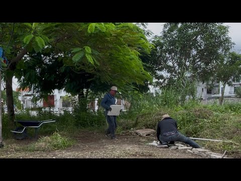 Видео: Шокирующий контраст: улица школы vs. заброшенный тротуар | Смотри изменения