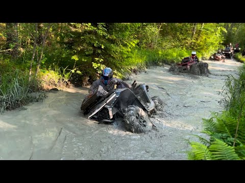 Видео: Off Road на квадроциклах в лютейшем лесу Лапухинки. Броды, речки, поломки, аварии, чил)