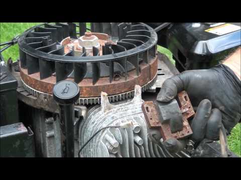 Видео: Проблемы с катушкой/магнето? Двигатель Briggs and Stratton 19,5 л.с., двухцилиндровый. Замена кат...