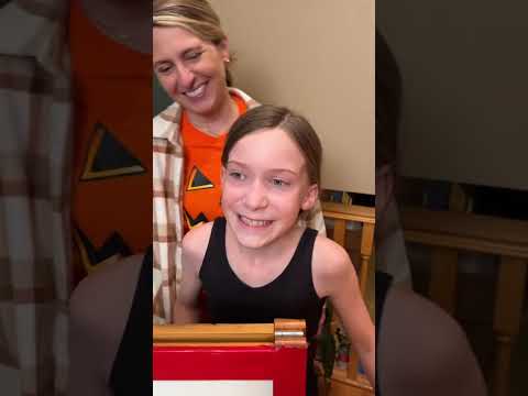 Видео: Хэллоуин: Стена воздушных шаров челлендж 🎃#игра #семья #челлендж #хеллоуин #вечеринка #тыква #пра...