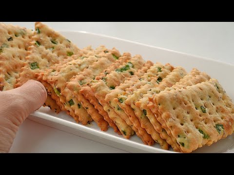 Видео: Рецепт вкусных крекеров (хрустящие! Соленые крекеры с зеленым луком | аппетитные закуски)