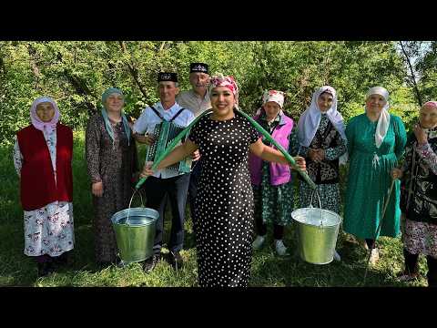 Видео: Один день в ТАТАРСКОЙ деревне - паримся в БАНЕ, печем ПЕРЕПЕЧИ, играем на гармони! ТАТАРСТАН