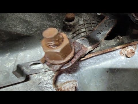 Видео: Замена троса переключения передач Crown Victoria 2009 года, 81 тыс. — Пожарная служба отправила м...