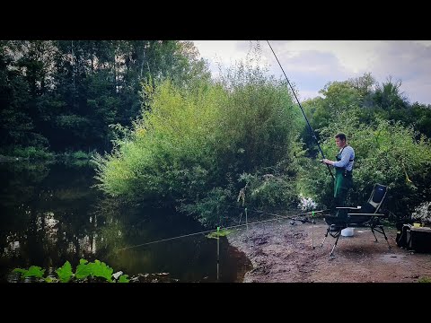 Видео: Ловля карася и окуня на карьере! Новый уровень комфорта. Рыбалка с Ночёвкой, еда на дровах