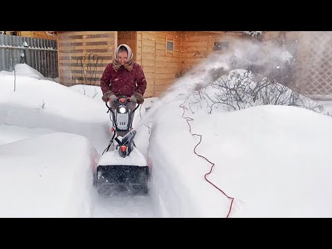 Видео: ВЛОГ Жуткий Снегопад в Москве 😳 Застряли! Снегоуборщик Daewoo 3000E в деле! 12 февраля 2021
