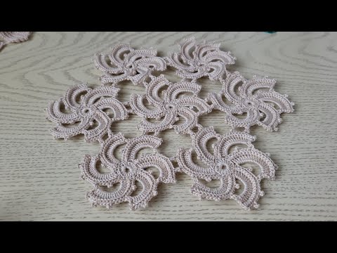 Видео: Салфетка крючком из мотивов в стиле ирландского кружева