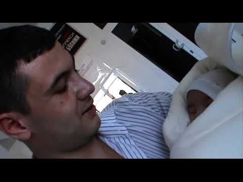 Видео: Выписка с роддома Амальки сентябрь 2011-го 