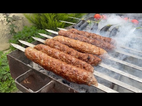 Видео: LüLə kabab hazirlanması! Hər şişdə 600 qram LüLə) Готовим Люля-кебаб! На каждом шампуре 600 г фарша!