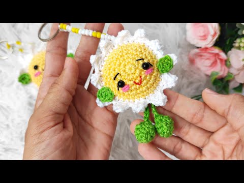 Видео: как связать брелок ромашка крючком (с субтитрами)