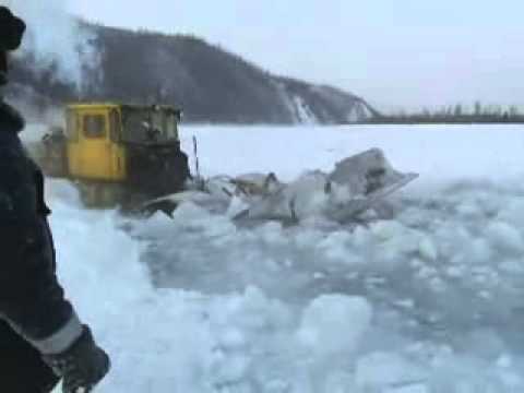 Видео: К-700 делает дорогу ,для переправки машин с грузом!!!.flv