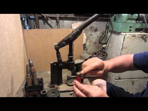 Видео: Калибровка б/у пластиковых гильз (1 часть).