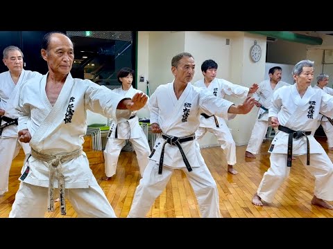 Видео: Додзё каратэ, где многие люди в возрасте 80 и 70 лет усердно тренируются.