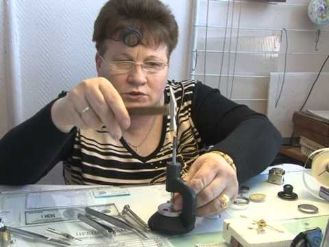 Видео: Часовых дел мастер
