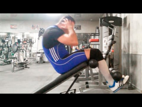 Видео: Скручивания на наклонной скамье:  техника выполнения