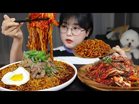 Видео: Острая лапша с черной фасолью и свежее кимчиKimchi Mukbang ASMR