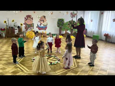 Видео: Розвага у групі раннього віку «Завітала осінь до малят»